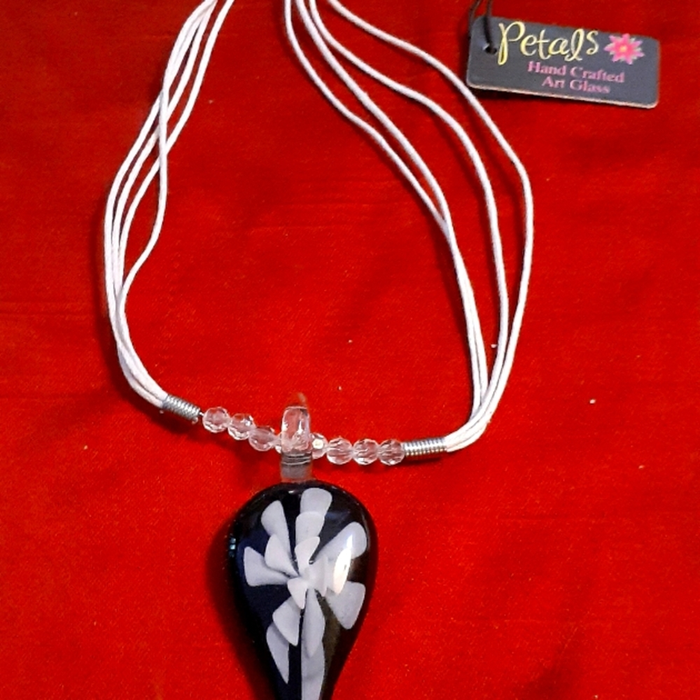 NWT petals glass necklace